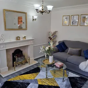  Apartment Centrally Located W/ Free Parking & Smart Tv United Kingdom